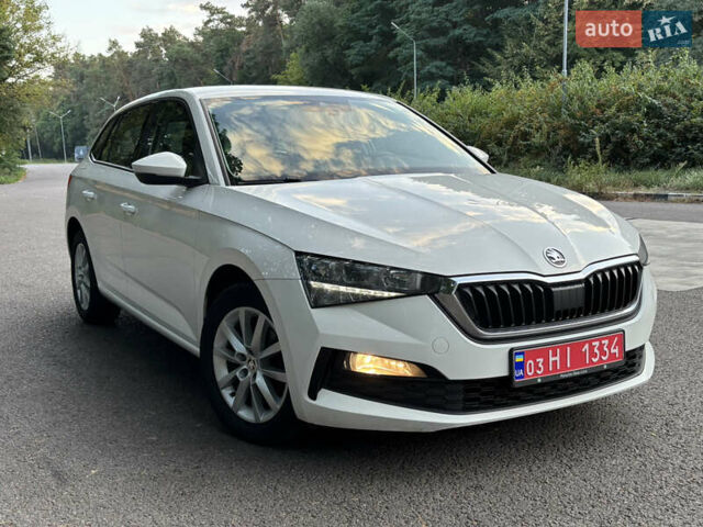 Белый Шкода Scala, объемом двигателя 1.6 л и пробегом 292 тыс. км за 11900 $, фото 1 на Automoto.ua