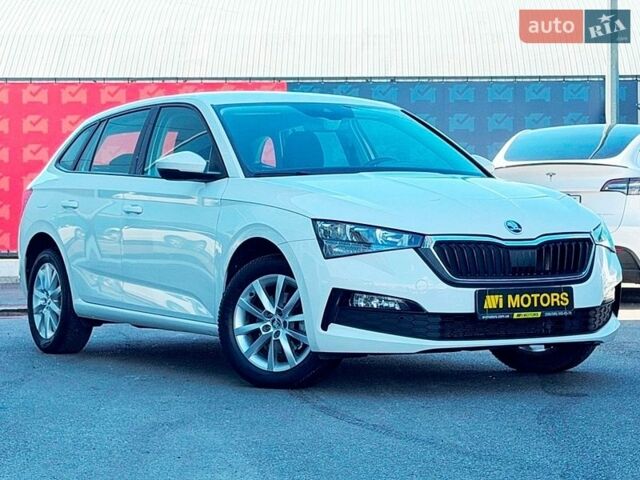 Белый Шкода Scala, объемом двигателя 1.5 л и пробегом 89 тыс. км за 15800 $, фото 1 на Automoto.ua