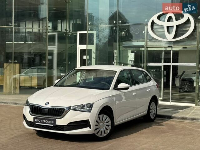 Белый Шкода Scala, объемом двигателя 1.6 л и пробегом 74 тыс. км за 14542 $, фото 1 на Automoto.ua