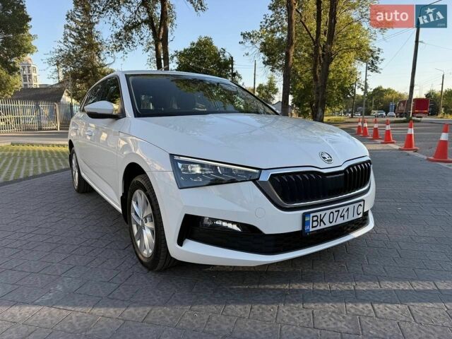 Белый Шкода Scala, объемом двигателя 1.6 л и пробегом 54 тыс. км за 18700 $, фото 1 на Automoto.ua