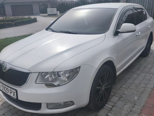 Белый Шкода Суперб, объемом двигателя 1.8 л и пробегом 287 тыс. км за 8500 $, фото 1 на Automoto.ua