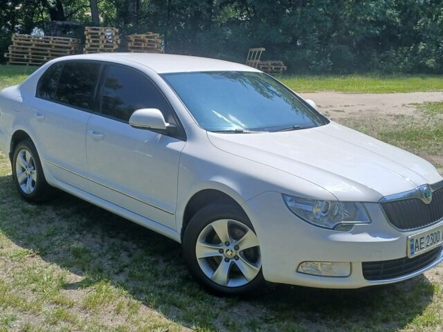 Белый Шкода Суперб, объемом двигателя 1.6 л и пробегом 249 тыс. км за 9500 $, фото 1 на Automoto.ua