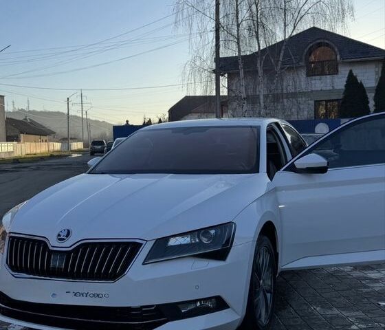 Білий Шкода Суперб, об'ємом двигуна 1.8 л та пробігом 130 тис. км за 18500 $, фото 1 на Automoto.ua