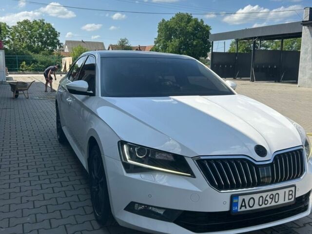 Белый Шкода Суперб, объемом двигателя 2 л и пробегом 280 тыс. км за 16800 $, фото 1 на Automoto.ua