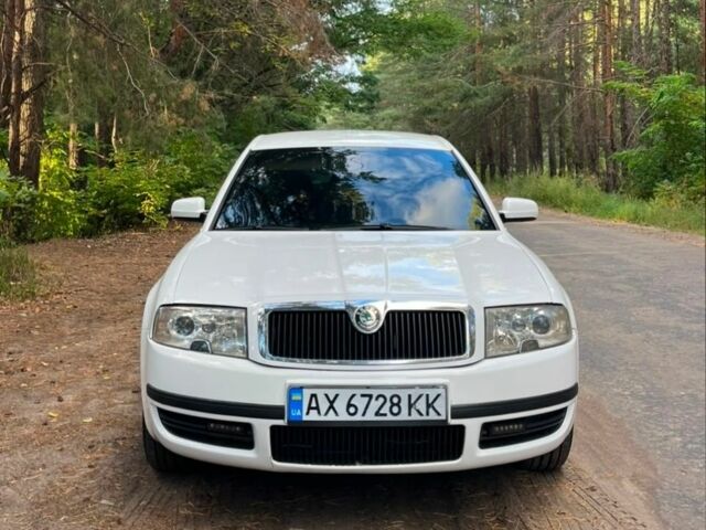Білий Шкода Суперб, об'ємом двигуна 2 л та пробігом 305 тис. км за 3900 $, фото 1 на Automoto.ua
