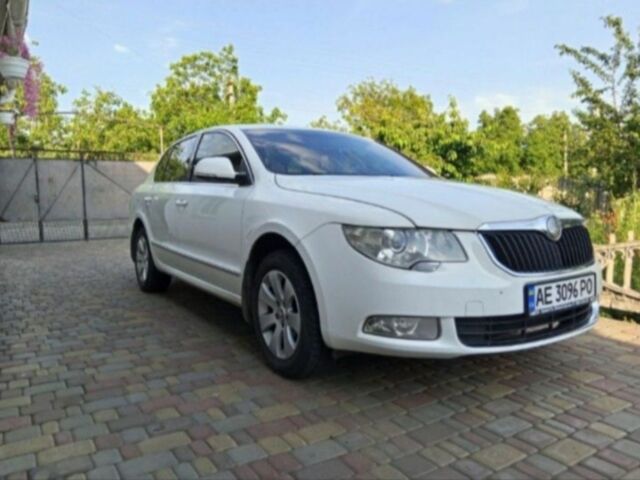 Белый Шкода Суперб, объемом двигателя 1.8 л и пробегом 210 тыс. км за 8505 $, фото 1 на Automoto.ua