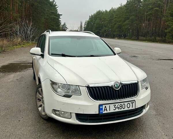 Белый Шкода Суперб, объемом двигателя 2 л и пробегом 241 тыс. км за 8700 $, фото 1 на Automoto.ua