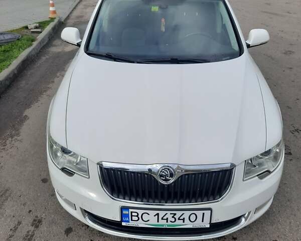 Білий Шкода Суперб, об'ємом двигуна 2 л та пробігом 273 тис. км за 11300 $, фото 1 на Automoto.ua