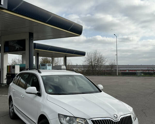 Белый Шкода Суперб, объемом двигателя 2 л и пробегом 195 тыс. км за 13999 $, фото 1 на Automoto.ua