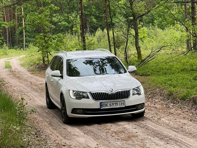 Білий Шкода Суперб, об'ємом двигуна 2 л та пробігом 316 тис. км за 13800 $, фото 1 на Automoto.ua