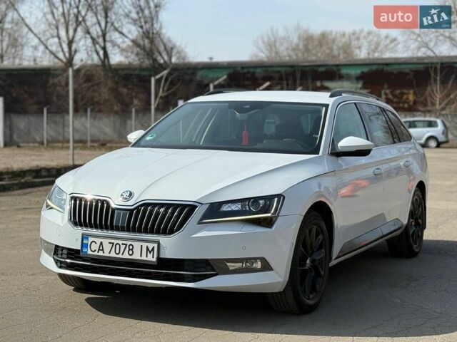 Белый Шкода Суперб, объемом двигателя 1.6 л и пробегом 315 тыс. км за 12150 $, фото 1 на Automoto.ua