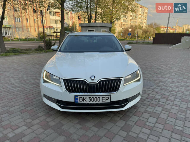 Белый Шкода Суперб, объемом двигателя 1.6 л и пробегом 300 тыс. км за 14350 $, фото 1 на Automoto.ua