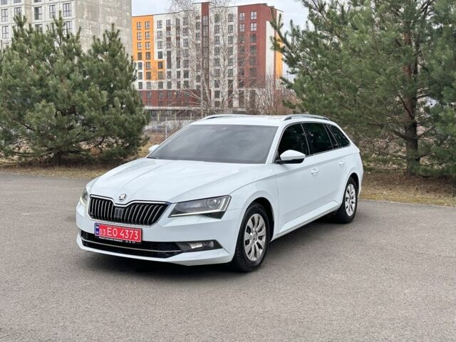 Білий Шкода Суперб, об'ємом двигуна 2 л та пробігом 303 тис. км за 17300 $, фото 1 на Automoto.ua