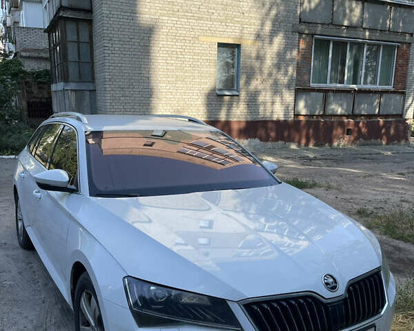 Белый Шкода Суперб, объемом двигателя 1.6 л и пробегом 180 тыс. км за 21500 $, фото 1 на Automoto.ua