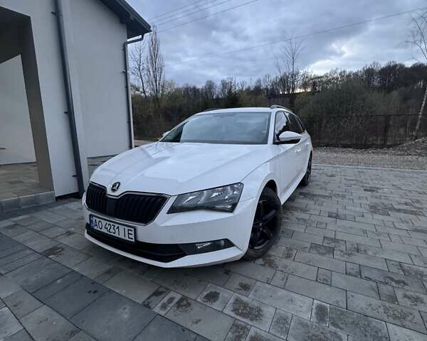 Білий Шкода Суперб, об'ємом двигуна 2 л та пробігом 248 тис. км за 19000 $, фото 1 на Automoto.ua