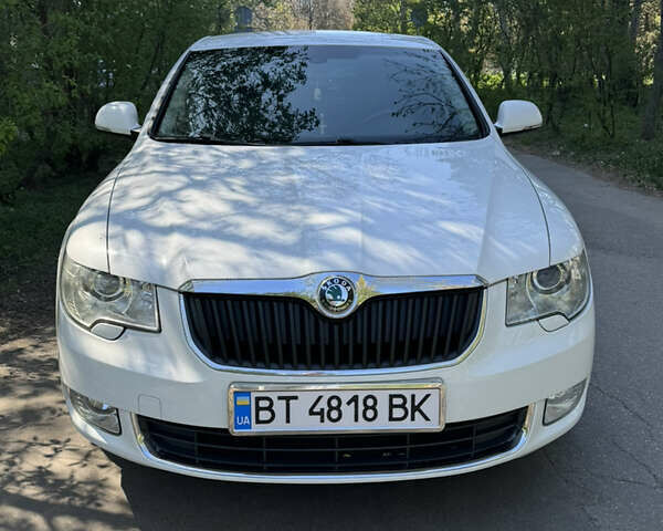 Белый Шкода Суперб, объемом двигателя 1.97 л и пробегом 184 тыс. км за 11700 $, фото 1 на Automoto.ua