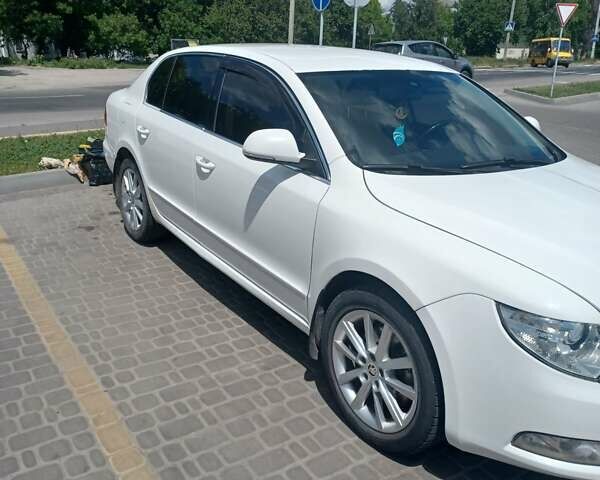 Белый Шкода Суперб, объемом двигателя 1.8 л и пробегом 198 тыс. км за 10000 $, фото 1 на Automoto.ua