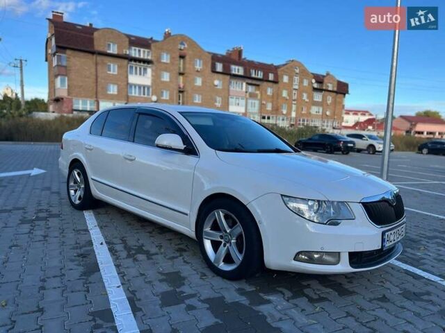 Білий Шкода Суперб, об'ємом двигуна 2 л та пробігом 374 тис. км за 8200 $, фото 1 на Automoto.ua