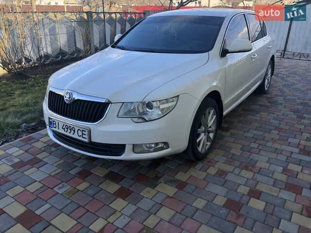 Белый Шкода Суперб, объемом двигателя 1.78 л и пробегом 206 тыс. км за 8900 $, фото 1 на Automoto.ua