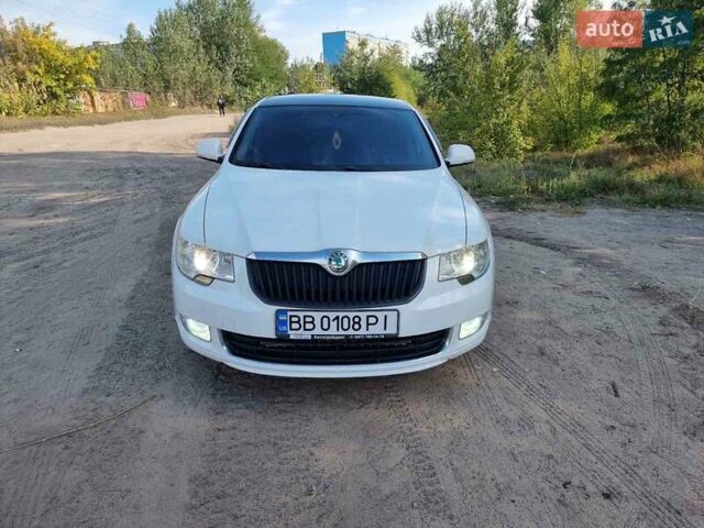 Белый Шкода Суперб, объемом двигателя 1.8 л и пробегом 169 тыс. км за 10300 $, фото 1 на Automoto.ua
