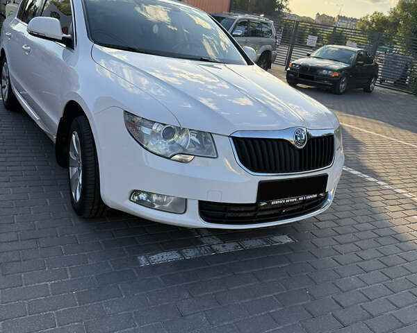 Білий Шкода Суперб, об'ємом двигуна 1.8 л та пробігом 250 тис. км за 9400 $, фото 1 на Automoto.ua