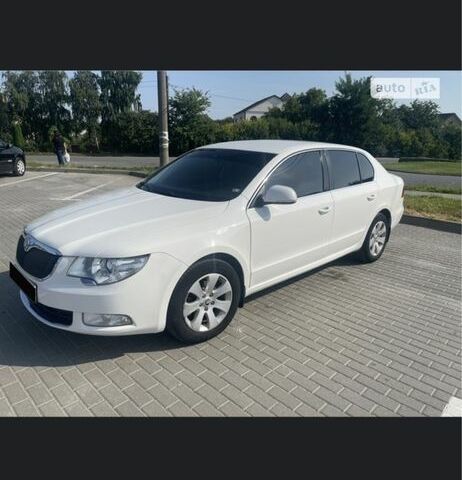 Белый Шкода Суперб, объемом двигателя 1.6 л и пробегом 300 тыс. км за 7500 $, фото 1 на Automoto.ua