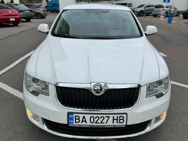 Белый Шкода Суперб, объемом двигателя 1.8 л и пробегом 109 тыс. км за 10500 $, фото 1 на Automoto.ua