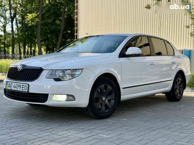 Белый Шкода Суперб, объемом двигателя 1.8 л и пробегом 160 тыс. км за 10500 $, фото 1 на Automoto.ua