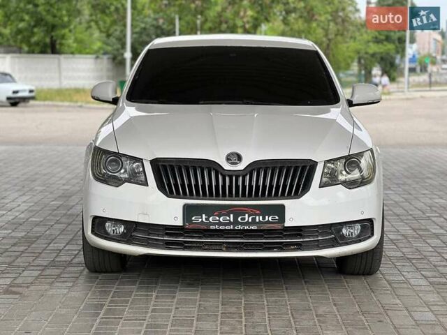 Белый Шкода Суперб, объемом двигателя 1.8 л и пробегом 197 тыс. км за 8599 $, фото 1 на Automoto.ua