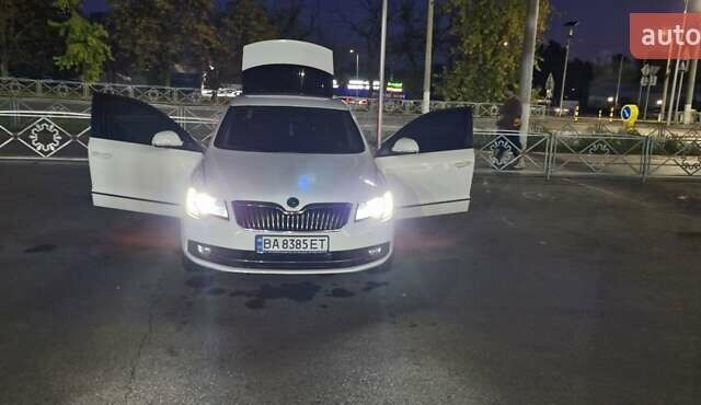 Белый Шкода Суперб, объемом двигателя 1.8 л и пробегом 170 тыс. км за 10800 $, фото 1 на Automoto.ua