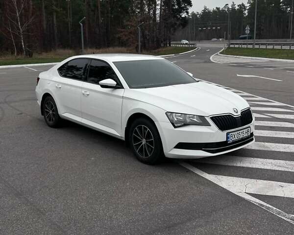 Белый Шкода Суперб, объемом двигателя 1.8 л и пробегом 258 тыс. км за 12999 $, фото 1 на Automoto.ua