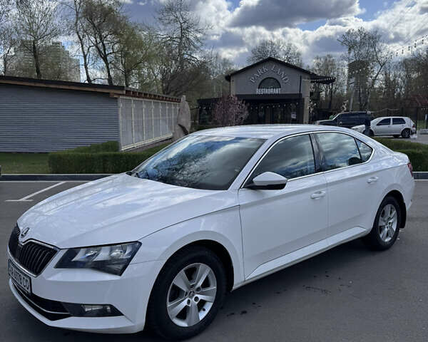 Белый Шкода Суперб, объемом двигателя 1.8 л и пробегом 130 тыс. км за 13800 $, фото 1 на Automoto.ua