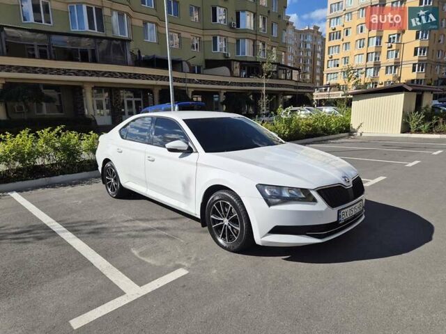 Белый Шкода Суперб, объемом двигателя 1.8 л и пробегом 250 тыс. км за 11500 $, фото 1 на Automoto.ua