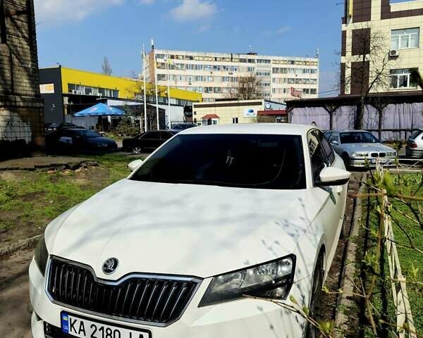 Белый Шкода Суперб, объемом двигателя 1.97 л и пробегом 233 тыс. км за 18000 $, фото 1 на Automoto.ua