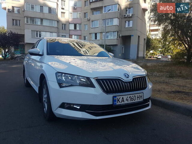 Белый Шкода Суперб, объемом двигателя 1.8 л и пробегом 148 тыс. км за 16000 $, фото 1 на Automoto.ua