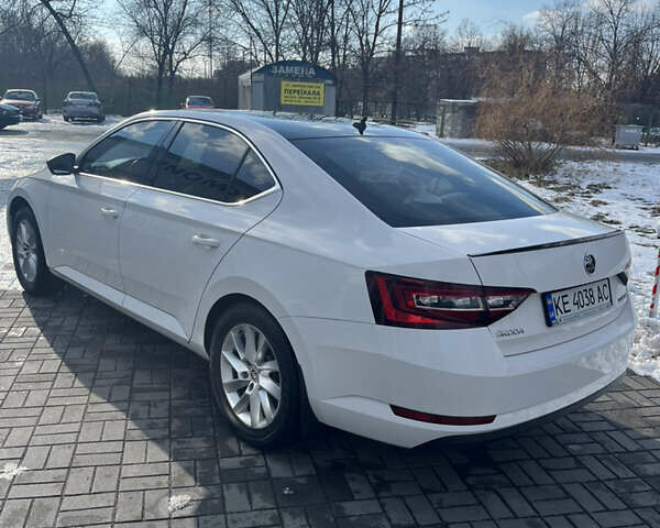 Белый Шкода Суперб, объемом двигателя 1.8 л и пробегом 186 тыс. км за 15000 $, фото 1 на Automoto.ua