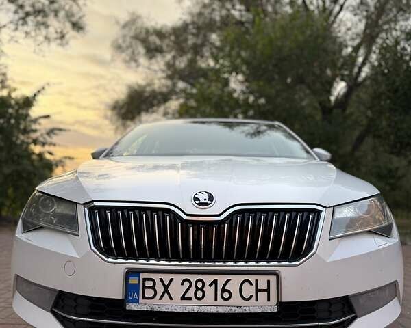 Белый Шкода Суперб, объемом двигателя 1.8 л и пробегом 270 тыс. км за 20730 $, фото 1 на Automoto.ua
