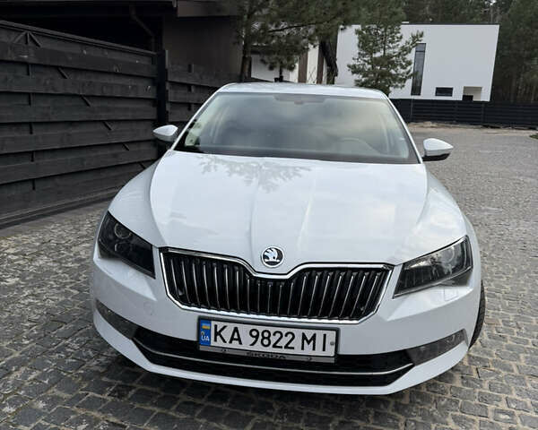 Белый Шкода Суперб, объемом двигателя 1.8 л и пробегом 140 тыс. км за 19900 $, фото 1 на Automoto.ua