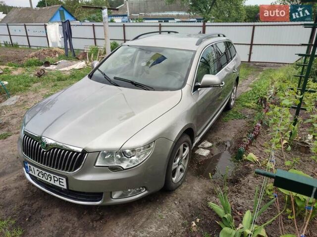 Бежевий Шкода Суперб, об'ємом двигуна 2 л та пробігом 300 тис. км за 11000 $, фото 1 на Automoto.ua