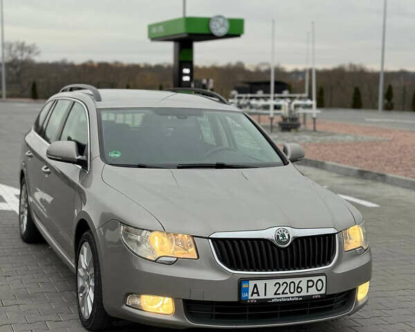 Бежевый Шкода Суперб, объемом двигателя 1.8 л и пробегом 303 тыс. км за 8000 $, фото 1 на Automoto.ua