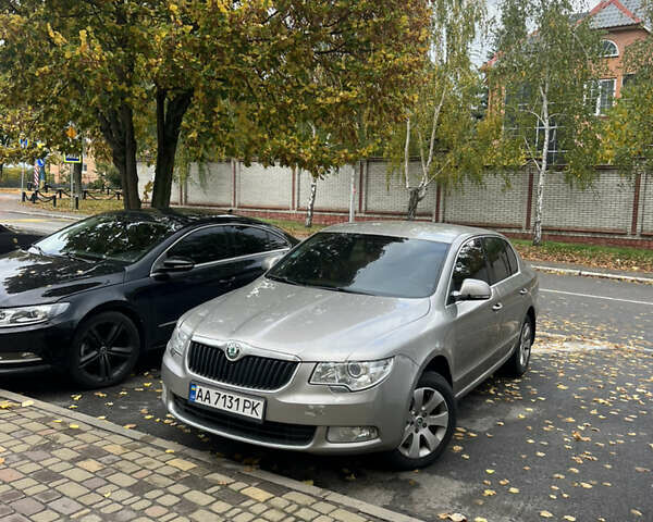 Бежевый Шкода Суперб, объемом двигателя 1.8 л и пробегом 299 тыс. км за 5600 $, фото 1 на Automoto.ua
