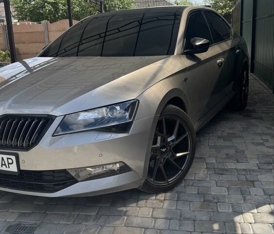 Бежевий Шкода Суперб, об'ємом двигуна 2 л та пробігом 180 тис. км за 23500 $, фото 1 на Automoto.ua