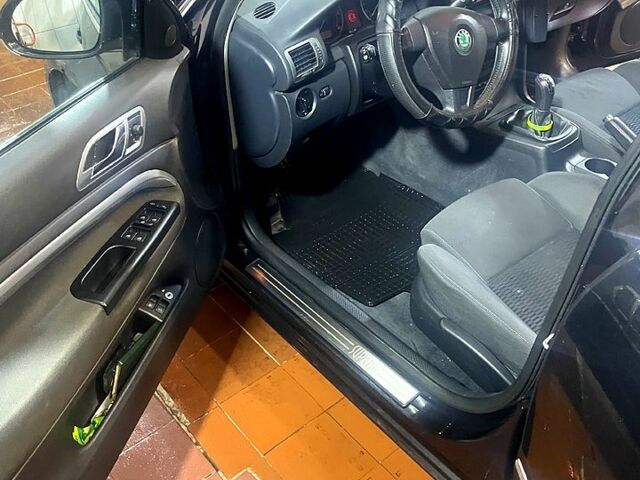 Черный Шкода Суперб, объемом двигателя 2 л и пробегом 221 тыс. км за 7700 $, фото 1 на Automoto.ua