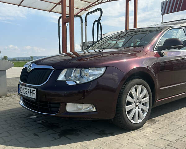 Красный Шкода Суперб, объемом двигателя 1.8 л и пробегом 242 тыс. км за 9000 $, фото 1 на Automoto.ua