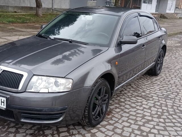 Серый Шкода Суперб, объемом двигателя 2 л и пробегом 370 тыс. км за 3550 $, фото 1 на Automoto.ua