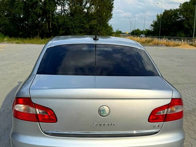 Серый Шкода Суперб, объемом двигателя 1.8 л и пробегом 210 тыс. км за 8100 $, фото 1 на Automoto.ua