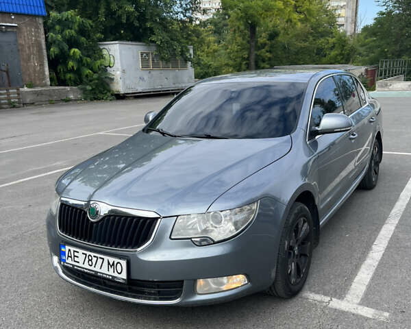Серый Шкода Суперб, объемом двигателя 1.8 л и пробегом 212 тыс. км за 10000 $, фото 1 на Automoto.ua