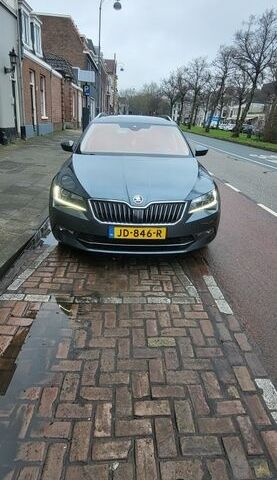 Серый Шкода Суперб, объемом двигателя 1.4 л и пробегом 199 тыс. км за 16164 $, фото 1 на Automoto.ua