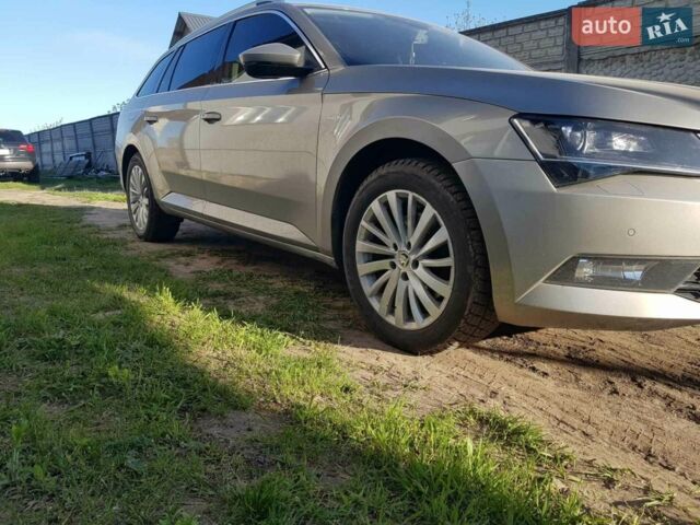 Сірий Шкода Суперб, об'ємом двигуна 2 л та пробігом 258 тис. км за 18500 $, фото 1 на Automoto.ua