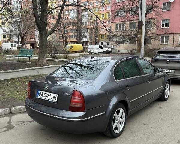 Серый Шкода Суперб, объемом двигателя 2.5 л и пробегом 365 тыс. км за 3500 $, фото 1 на Automoto.ua